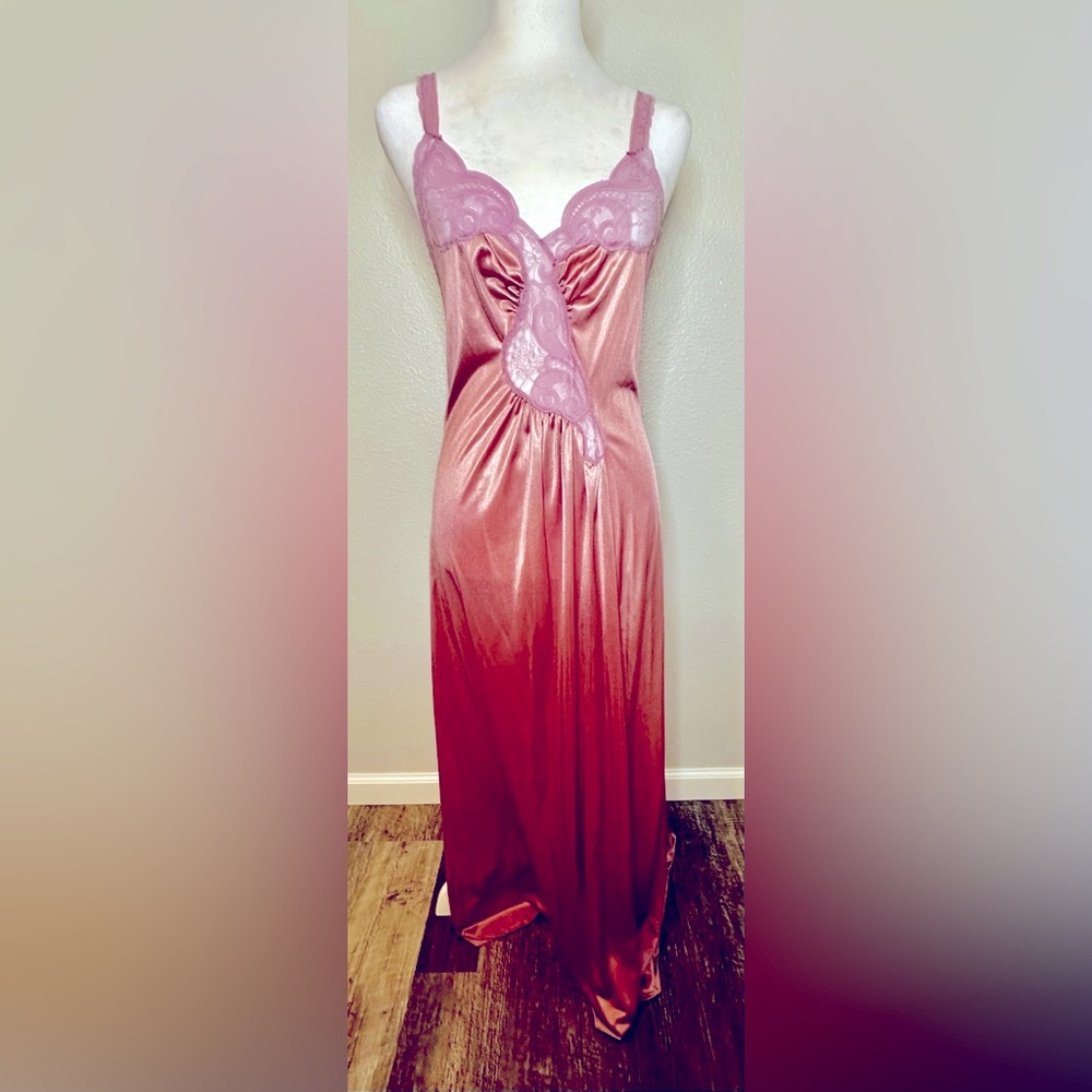 Vintage NWT Kayser Nightgown and Robe. Gorgeous Lace Details - Size Small